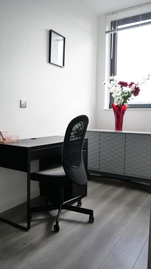 Stylish 2 Bedrooms, 2 Bathrooms With Workspace In Milton Keynes Exterior foto