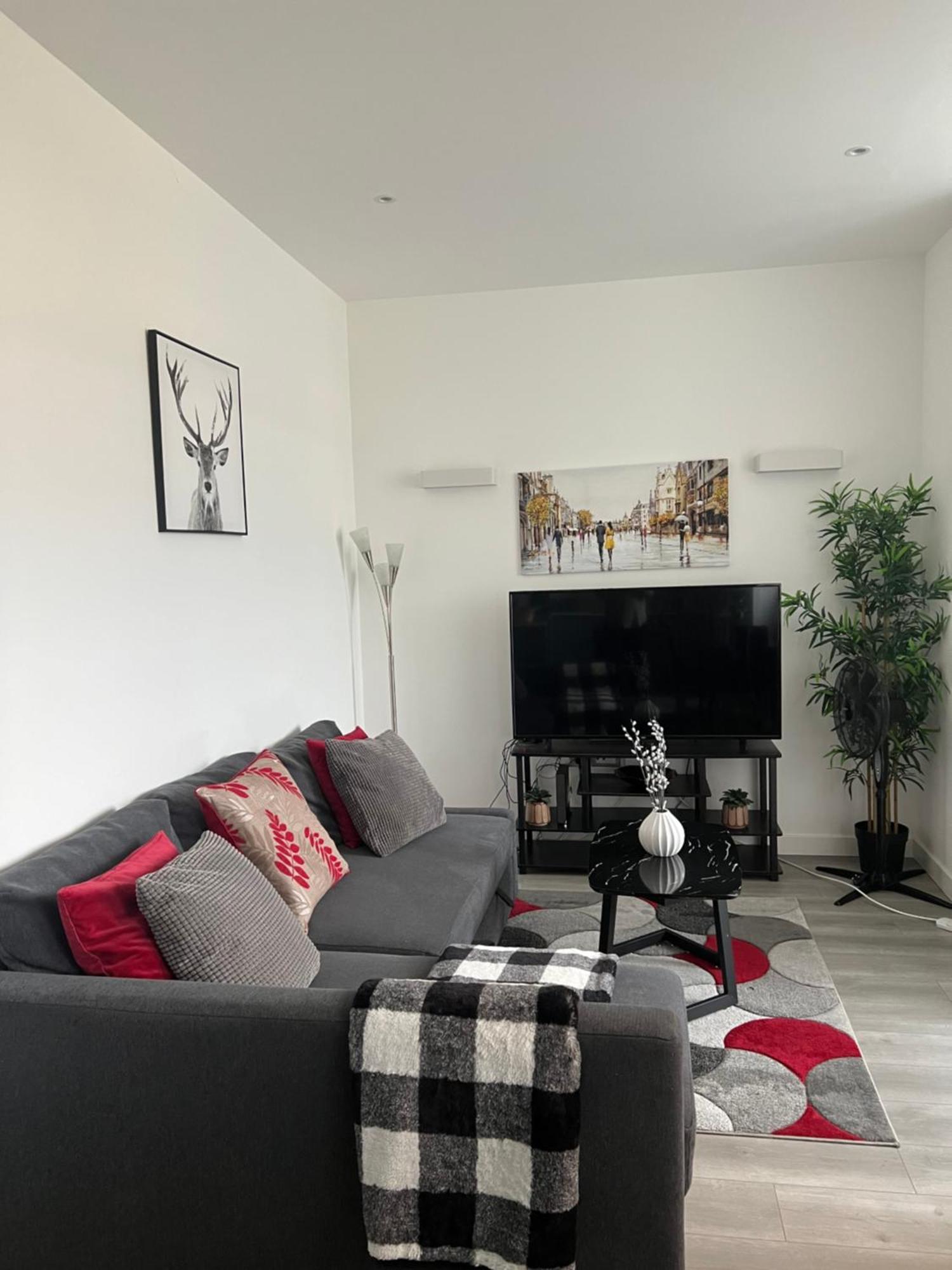 Stylish 2 Bedrooms, 2 Bathrooms With Workspace In Milton Keynes Exterior foto